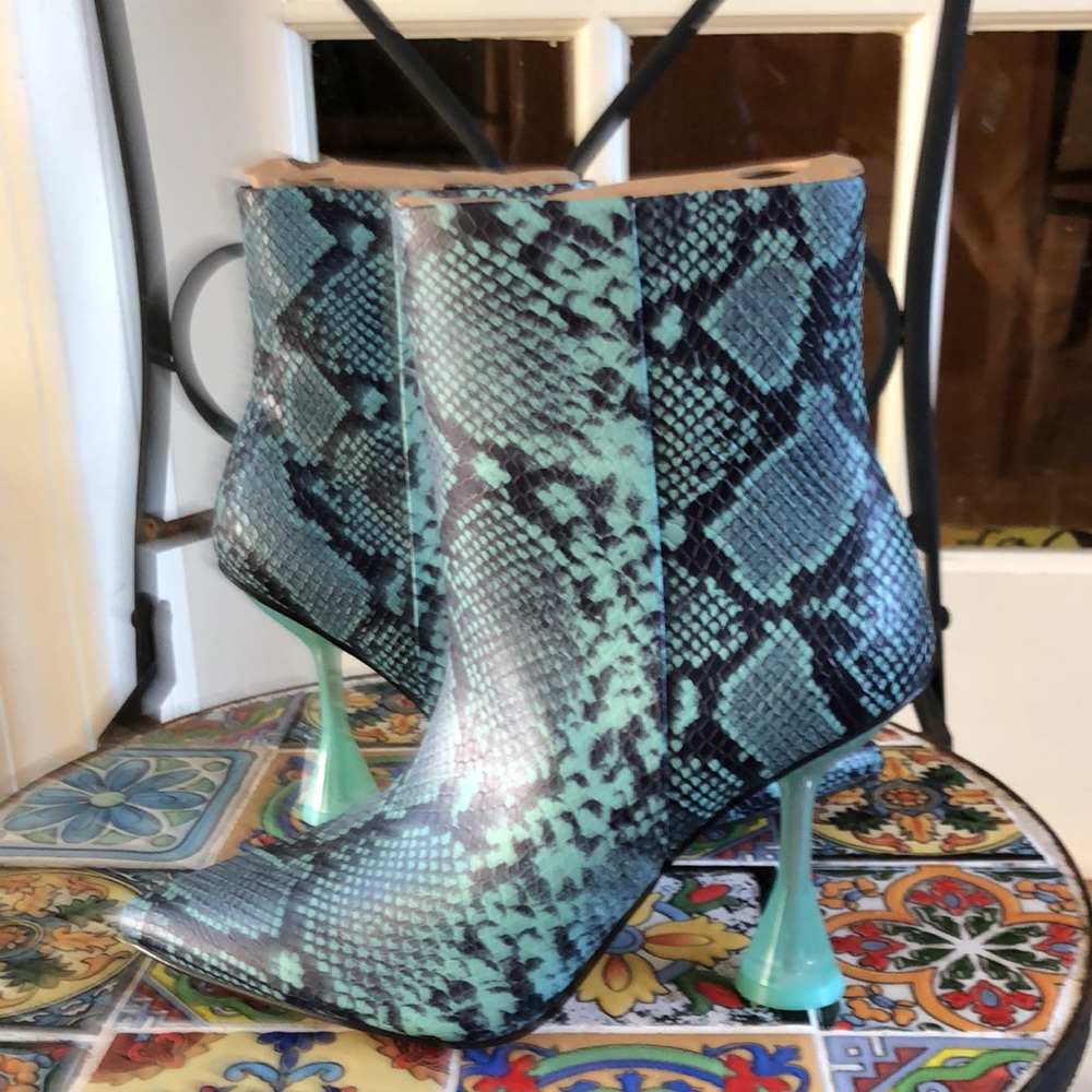 Gianni Bini NWT Blue Snake Print Ankle Boots - Picture 2 of 7